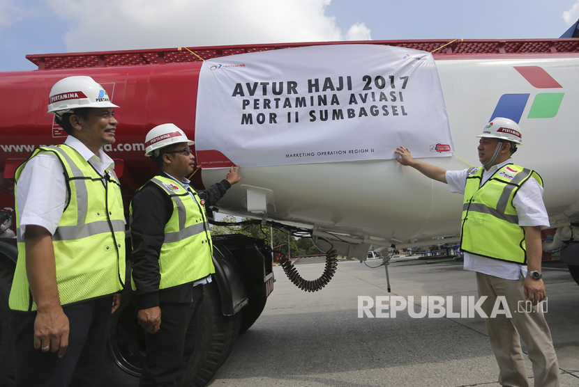 Pemeriksaan pengisian bahan bakar avtur di Depot Pengisian Pesawat Udara (DPPU) Sultan Mahmud Badaruddin (SMB) II Palembang, Sumatera Selatan