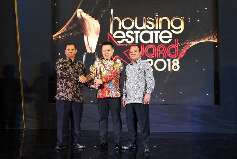 General Manager Sales & Marketing Jakarta Garden City, Hyronimus Yohanes (tengah) saat menerima trophy penghargaan HousingEstate Awards 2018.