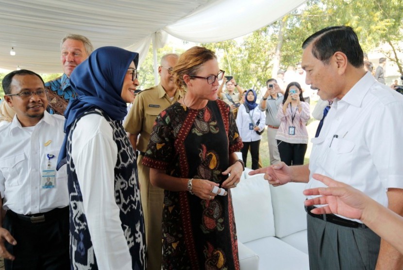 General Secretary Danone Indonesia Vera Galuh (kiri), Presdir Tirta Investama (Danone-Aqua) Corine Tap dan Menko Maritim Luhut Panjaitan berbincang dalam acara peresmian program riset sampah sungai di Jakarta, Rabu (15/5).