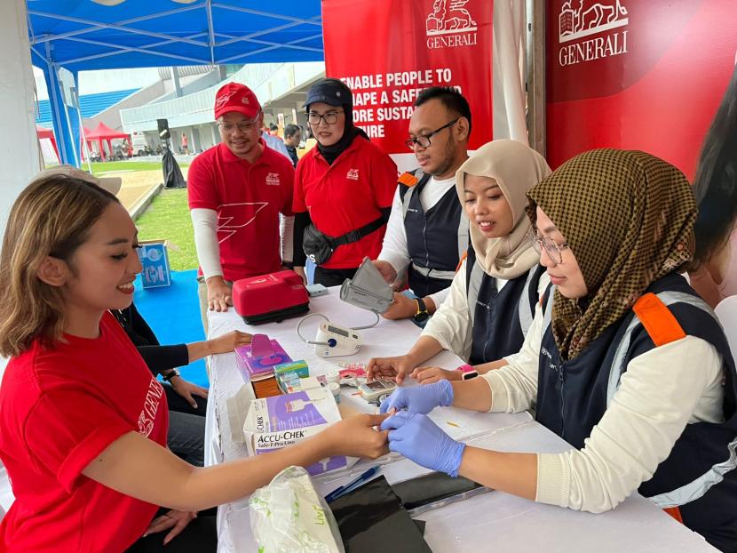 Generali Indonesia menyediakan mini medical check-up pada acara The Big Tour - Road to Borobudur Marathon 2024, Ahad (20/10/2024).