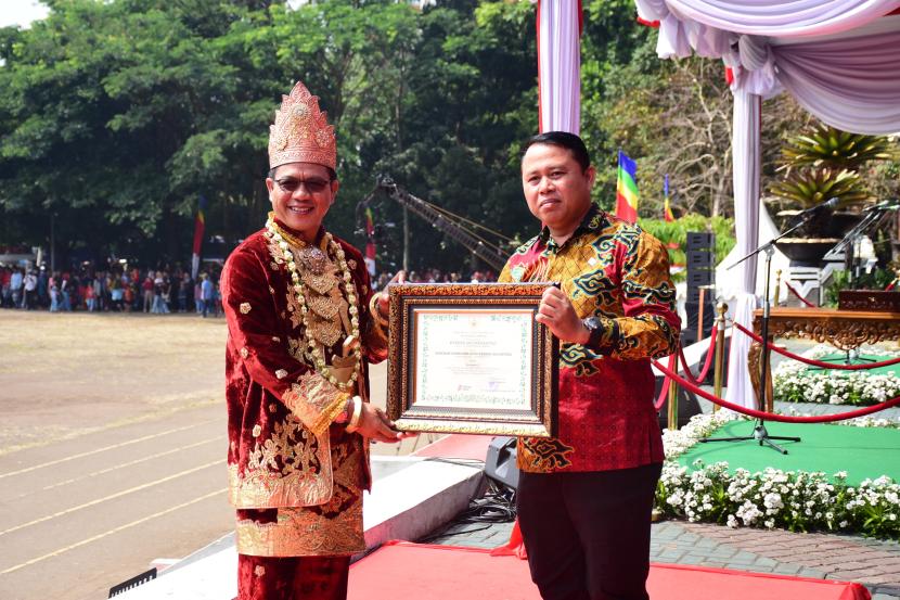 Generasi milenial dan Gen Z di Kabupaten Bandung menaruh harapan besar kepada Bupati Bandung Dadang Supriatna untuk melanjutkan kesuksesan pembangunan di Kabupaten Bandung.