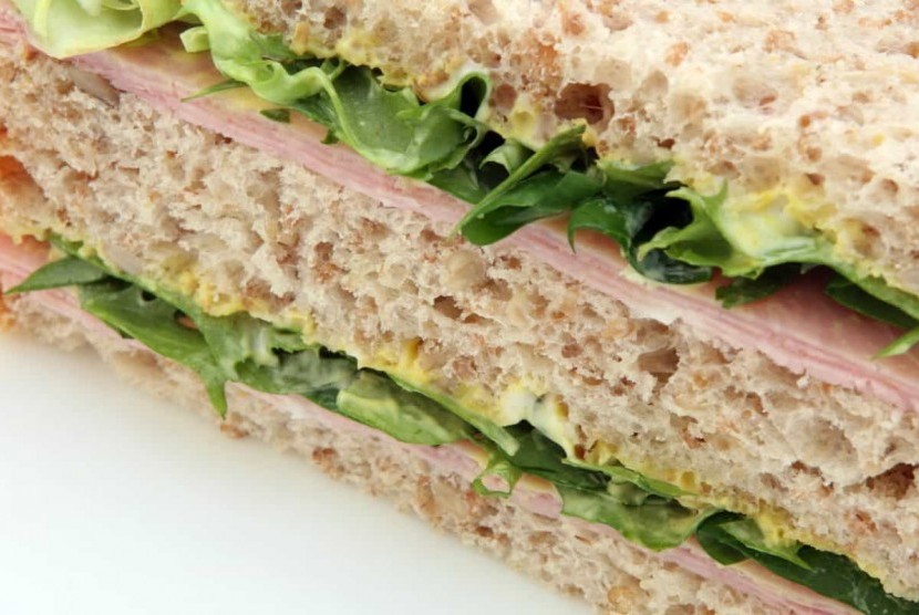 Generasi sandwich menjalani kehidupan terimpit antara generasi di atas dan bawahnya.