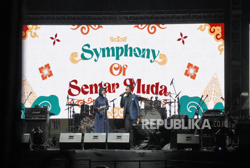 Generasi UNS 2025 menggelar Symphony of Semar Muda (SOS) di halaman Rektorat UNS, Sabtu (23/8/2025). SOS merupakan bagian dari rangkaian PKKMB UNS 2025 yang menjadi simbol apresiasi bagi mahasiswa baru UNS, atau kerap disapa Semar Muda, setelah menyelesaikan seluruh rangkaian PKKMB.