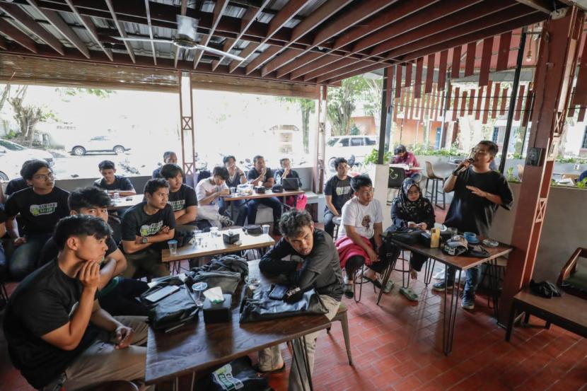 Generasi Z dan milenial di Kota Medan mengikuti Diskusi Publik dan Rembug Anak Muda dengan tema Suara Pemuda, Suara Masa Depan: Gen Z dan Milenial Menuju 2024 di Kafka Cafe. 