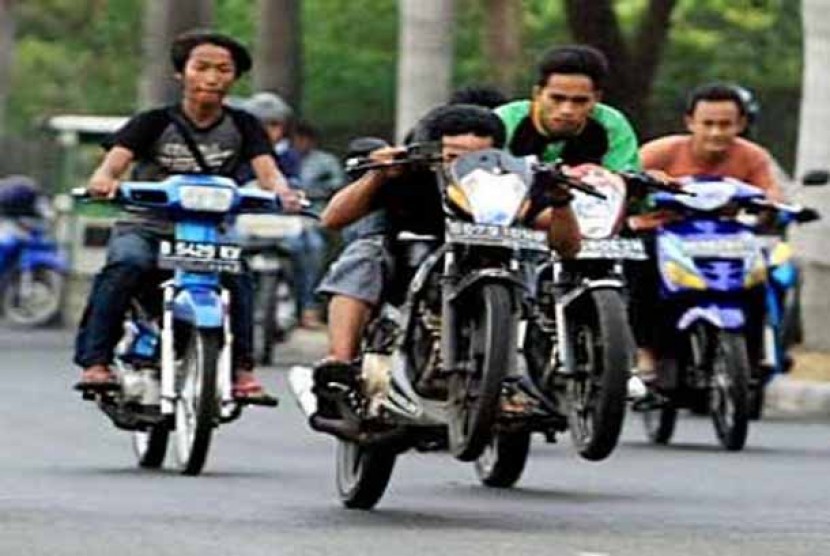 Polisi menangkap dua orang terduga pelaku pengeroyokan terhadap anggota Polres Tangerang Selatan, Brigadir Irwan Lombu. Foto: Balapan liar (ilustrasi)