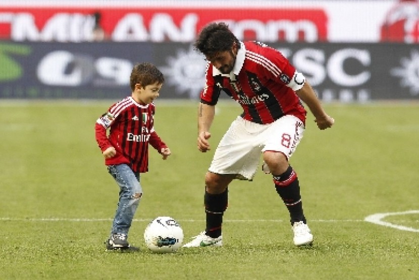 Gennaro Gattuso bermain bersama anaknya, Francesco  