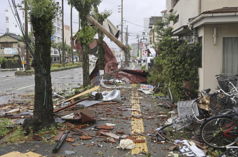 Genteng terlihat berserakan akibat angin kencang topan di kawasan pemukiman di Miyazaki, Jepang bagian barat, Kamis, 29 Agustus 2024.