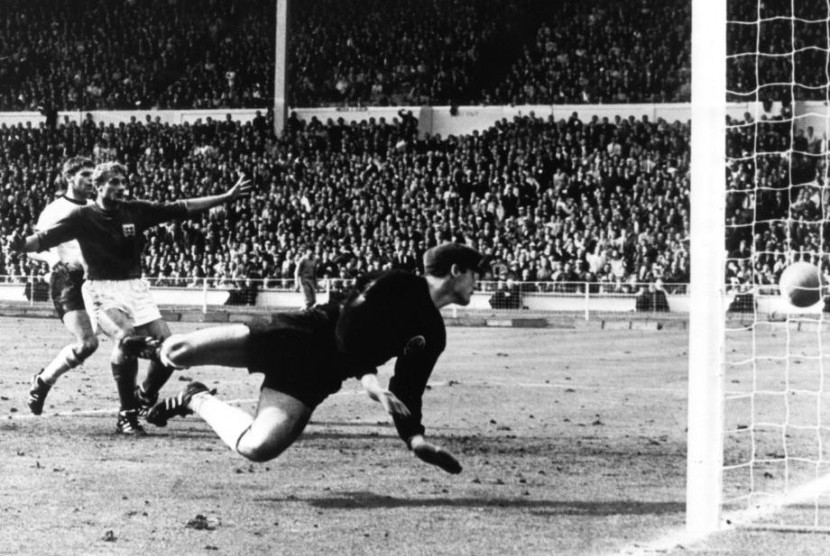 Geoff Hurst (Kiri) ketika menjebol gawang Hans Tilkowski (Kanan) pada Final Piala Dunia 1966 di Wmbley, Inggris.