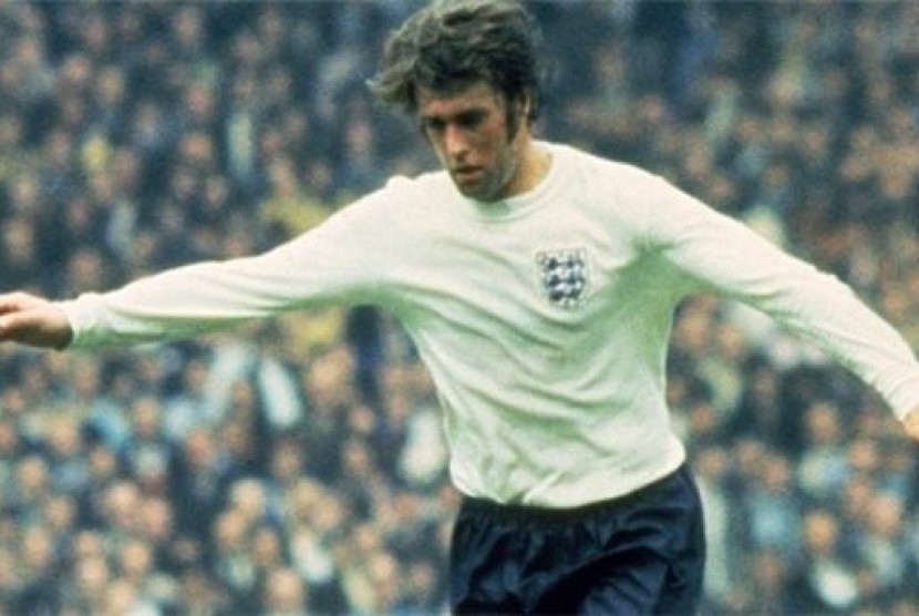 Geoff Hurst mencetak gol kedua Inggris saat mengalahkan Uni Soviet 2-0 dalam perebutan posisi ketiga Piala Eropa 1968.