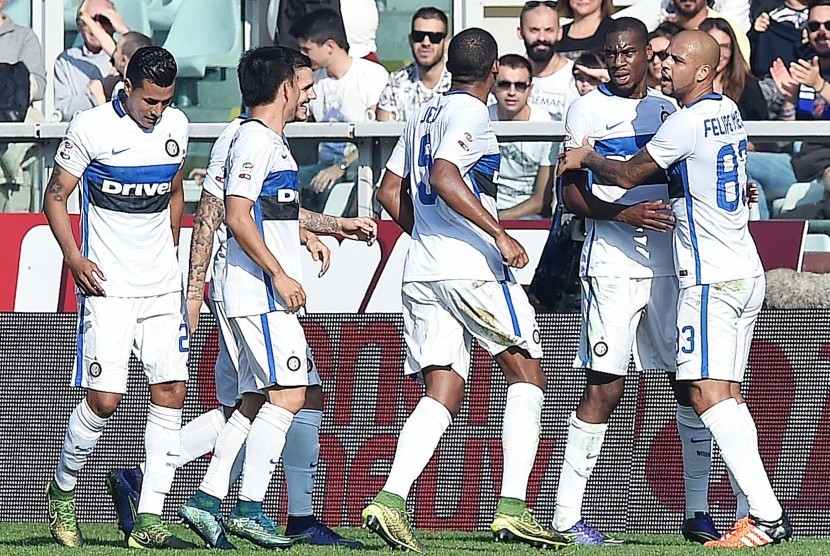 Geoffrey Kondogbia melakukan selebrasi bersama para pemain Inter Milan setelah mencetak gol tunggal yang mengantarkan Inter menang 1-0 atas Torino di Olympic Stadium, Ahad (8/11). 