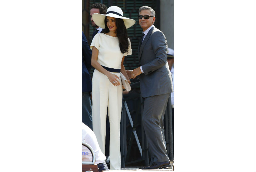 George Clooney dan Amal Alamuddin saat melangkah masuk balai kota di Venesia untuk meresmikan perkawinan keduanya, Senin (29/9).