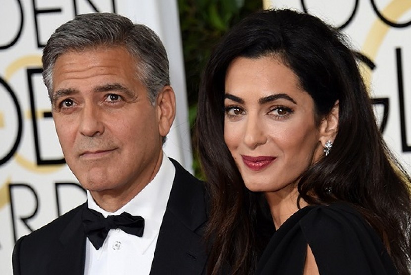 George dan Amal Clooney. Pasangan selebritas ini dikabarkan tengah menantikan kelahiran anak kembar.