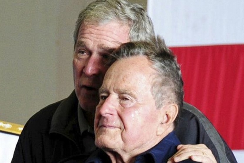 George HW Bush (depan), bersama putranya George W Bush (kiri belakang)