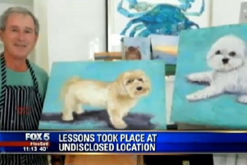 George W Bush dengan dua lukisan anak anjing hasil karyanya.