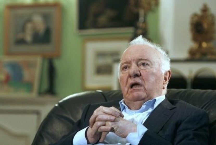 Georgia's former President Eduard Shevardnadze speaks during an interview with Reuters at his residence in Tbilisi September 4, 2009.