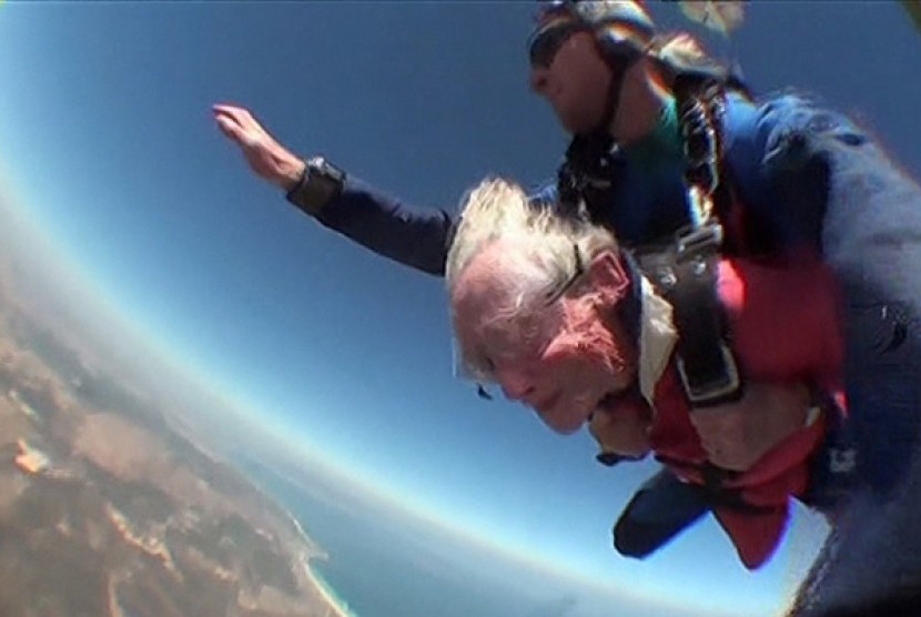Georgina Harwood, rayakan ultah ke-100 dengan terjun payung (skydiving).