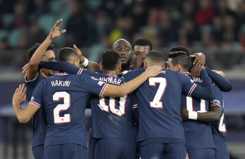 Georginio Wijnaldum dari Paris Saint-Germain (PSG) merayakan gol bersama rekan-rekan setimnya.