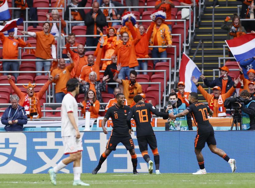  Georginio Wijnaldum (tengah) dari Belanda merayakan dengan rekan satu timnya setelah mencetak keunggulan 3-0 selama pertandingan sepak bola babak penyisihan grup C UEFA EURO 2020 antara Makedonia Utara dan Belanda di Amsterdam, Belanda, 21 Juni 2021. 