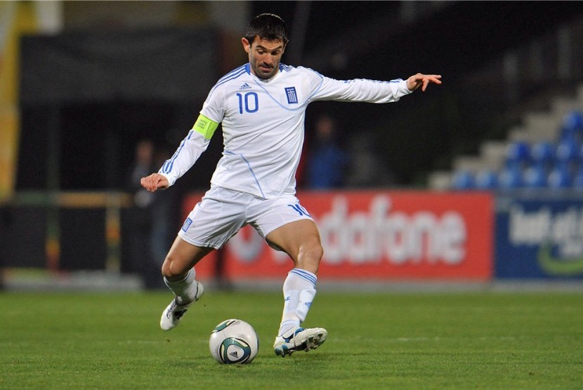 Georgios Karagounis, pemain timnas Yunani, mengontrol bola saat laga persahabatan lawan Rumania di Altach, Austria, beberapa waktu lalu. 