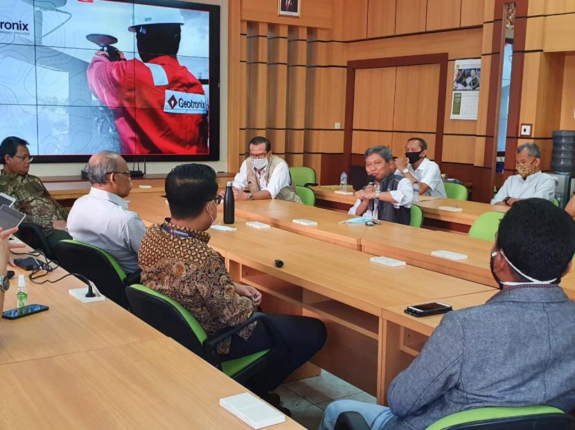 Geotronix Indonesia saat memperkenalkan drone lidar ke UPN Veteran Yogyakarta.