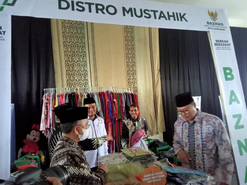 Gerai Distro Mustahik yang dibuka Baznas Kota Sukabumi menyediakan secara gratis pakaian bekas layak pakai untuk warga kurang mampu di Gedung Pusat Kajian Islam, Rabu (18/1/2023).