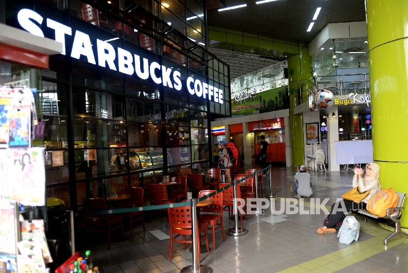 Gerai kopi starbuck di Stasiun Gambir. 