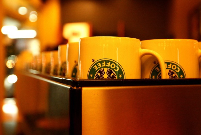 Antrean kedai Starbucks tampak mengular karena diserbu warga saat dibuka kembali usai lockdwon (Foto: ilustrasi Starbucks)