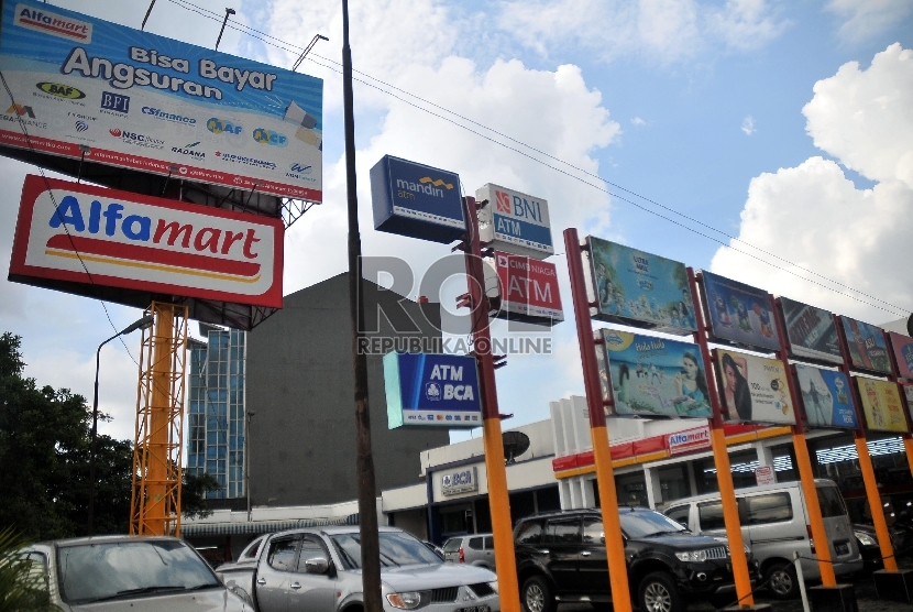 Gerai outlet minimarket Alfamart di Jalan MH. Thamrin, Cikokol, Tangerang, Kamis (9/4).