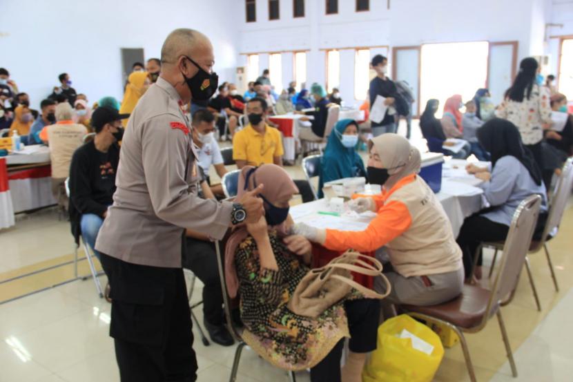 Gerai vaksin presisi Polres Sukabumi Kota di Gedunng BBPBAT.
