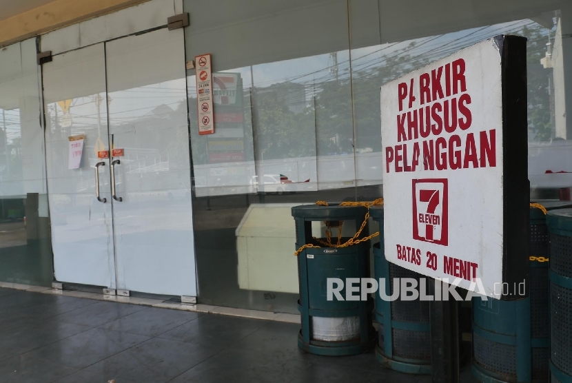 Gerai waralaba 7 Eleven (sevel) di bilangan Salemba, Jakarta Pusat, nampak tutup.