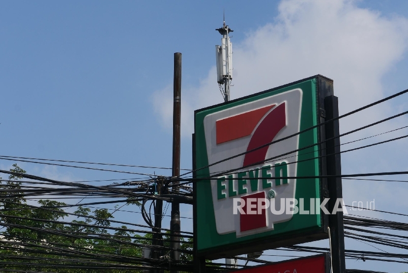 Gerai waralaba 7 Eleven (sevel) di bilangan jl Salemba Jakarta nampak tutup, Rabu (28/6).