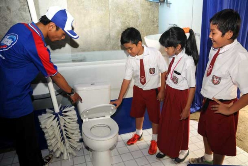 Gerakan 1000 toilet higienis, memberikan edukasi tentang pentingnya hidup sehat.