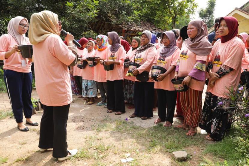 Gerakan budi daya tanaman sayur bersama warga di Kelurahan Curug Manis, Kecamatan Curug, Serang, Banten, Sabtu (25/3/2023). 