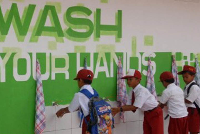 Siswa sekolah mencuci tangan (ilustrasi)