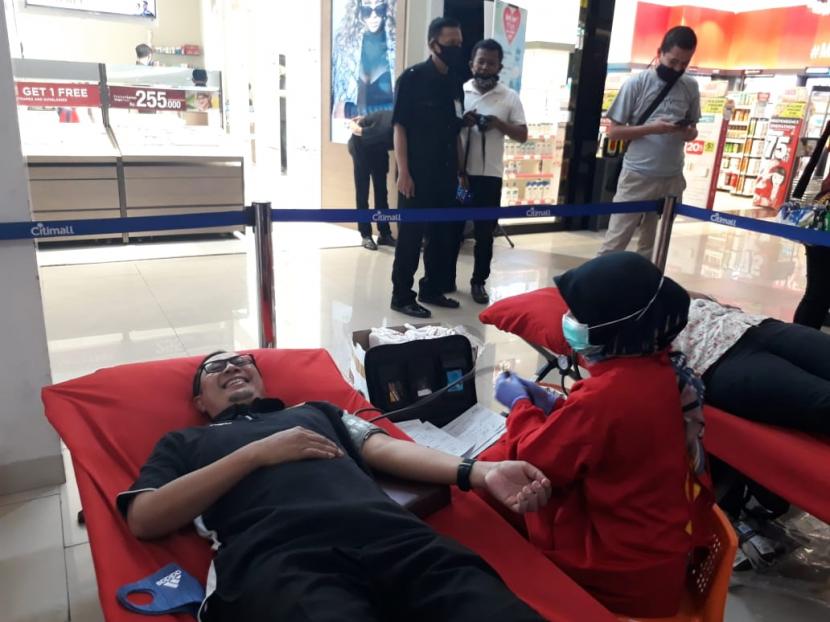 Gerakan donor darah digagas komunitas Indorunners Sukabumi, Federasi Olahraga Rekreasi Masyarakat Indonesia (Formi), dan IVSI di Citimall, Kota Sukabumi, Ahad (9/8).