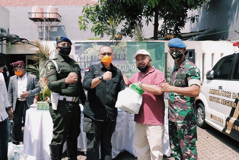 Gerakan Hidupkan Masyarakat Sejahtera (HMS) Center menyalurkan bantuan kemanusiaan senilai Rp 1 miliar serta 5.000 masker kepada masyarakat terdampak wabah COVID-19 di Jakarta dan sekitarnya.