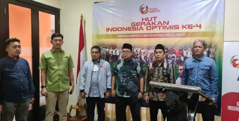 Ketua Umum Gerakan Indonesia Optimis (GIO),Ngasiman Djoyonegoro, bersama sejumlah aktivis dalam peringatan HUT ke-4 GIO. Gerakan Indonesia Optimis ajak pemuda bangkit hadapi ancaman krisis 