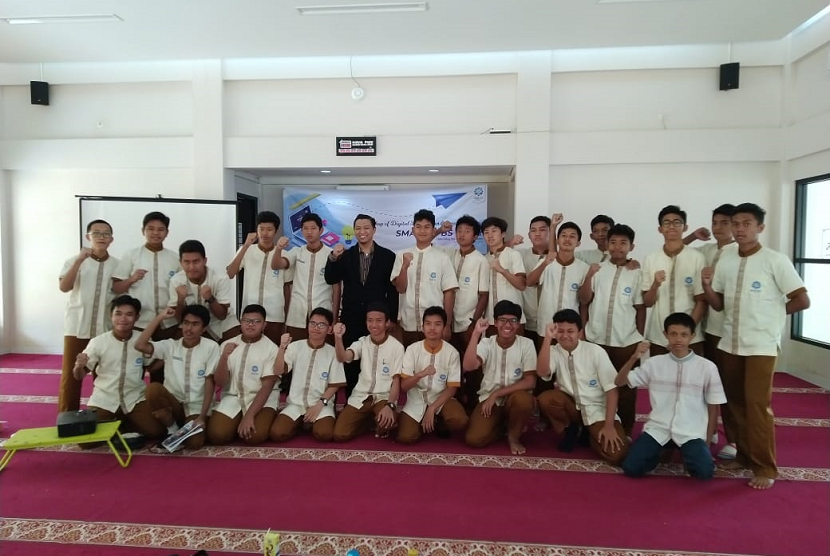 Gerakan literasi di SMA IT Nurul Fikri Boarding School Bogor tahun ini berbentuk workshop digital literacy and speed reading. 