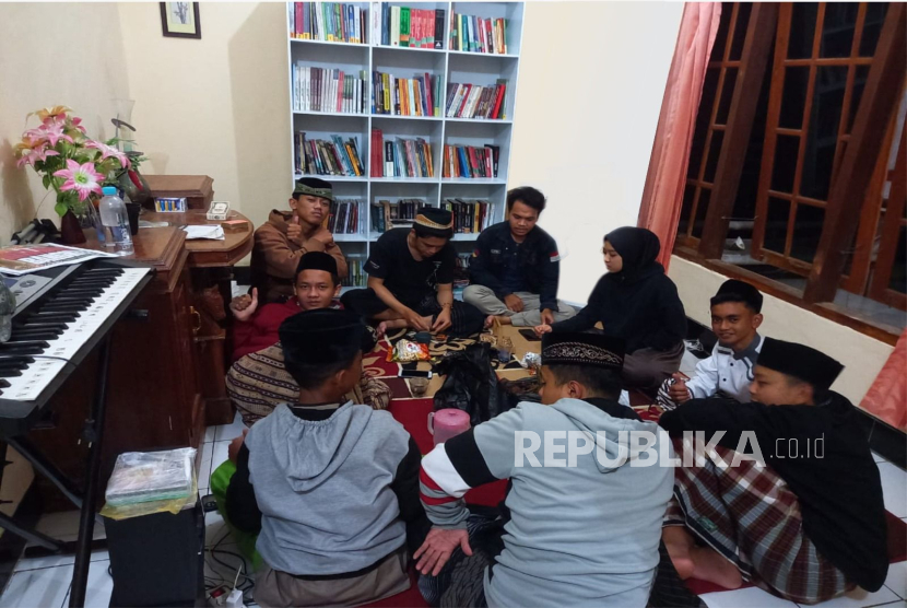 Gerakan Literasi Pustaka Bestari Jawa Tengah menyelenggarakan forum diskusi anak-anak muda di kawasan Kabupaten Semarang, Jawa Tengah.