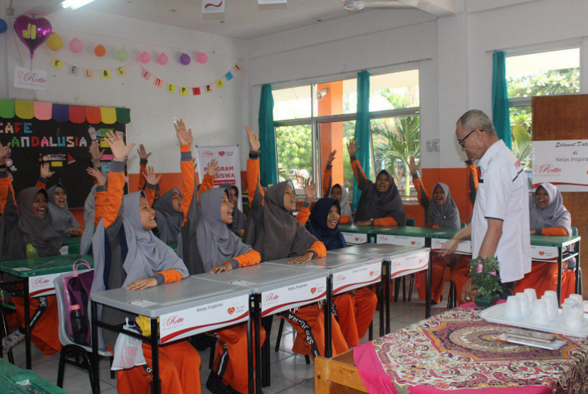 Gerakan literasi sekolah di SMP Juara Rumah Zakat.