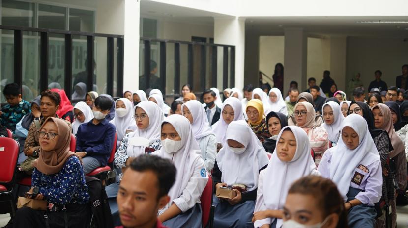 Gerakan Mahasiswa Pasundan menggelar kegiatan Pasanggiri Mieling Basa Indung ke 2 di Gelanggang Generasi Muda, akhir pekan ini. Diikuti oleh 190 peserta dari 150 SMA/SMK/MA sederajat se-Jawa Barat.