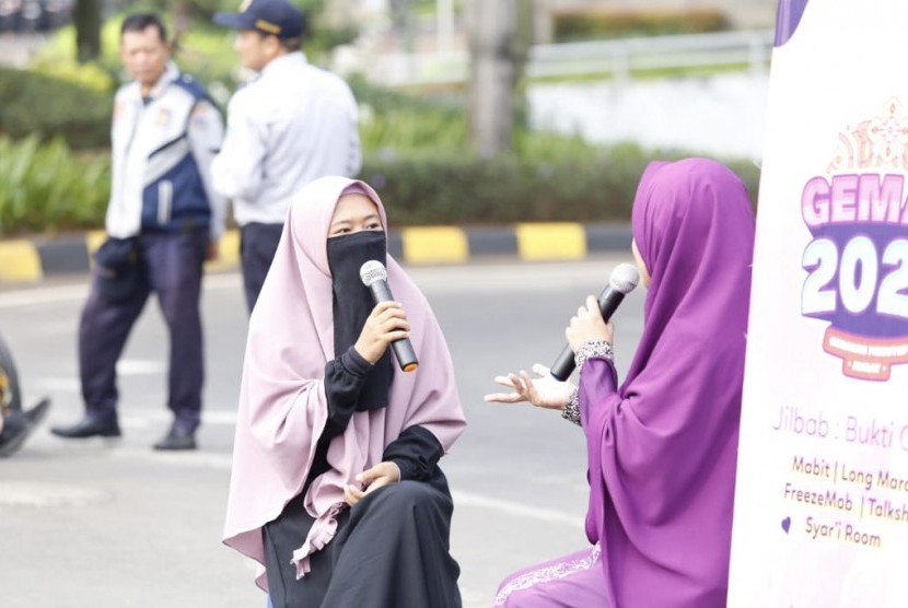 KAMMI: Jilbab Bagian Budaya Bangsa Indonesia. Gerakan Menutup Aurat (Gemar) 2020 membagikan jilbab gratis di area CFD, Jakarta pada Ahad (16/2). 