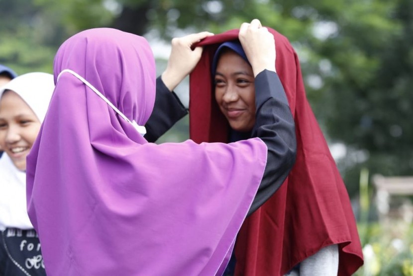 Gerakan Menutup Aurat (Gemar) 2020 membagikan jilbab gratis di area CFD, Jakarta pada Ahad (16/2). 