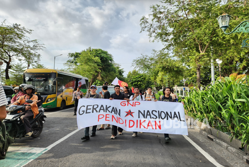 Gerakan Nasional Pendidikan (GNP) bersama aliansi masyarakat sipil menggelar aksi demonstrasi memperingati Hari Tani Nasional 2025, Rabu (24/9/2025).