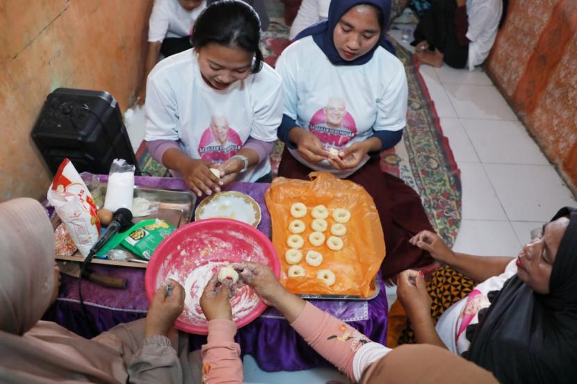 Gerakan Pemuda dan Perempuan Gowa mengadakan pelatihan kreasi membuat kue donat bagi masyarakat di Kel. Mata Allo, Kec. Bontomarannu, Kab. Gowa, Sulawesi Selatan.