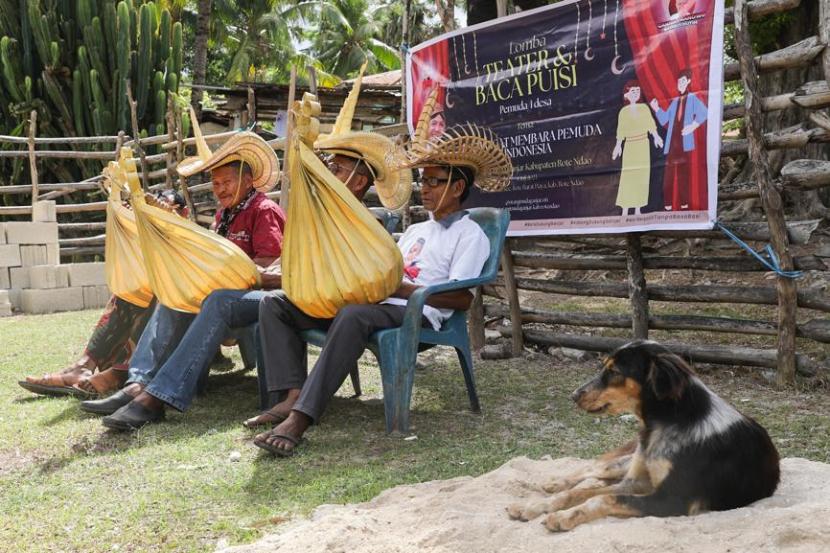 OMG dan gerakan Pemuda Desa Oeseli mengadakan kegiatan Lomba Puisi dan Teater bagi pemuda/pemudi.