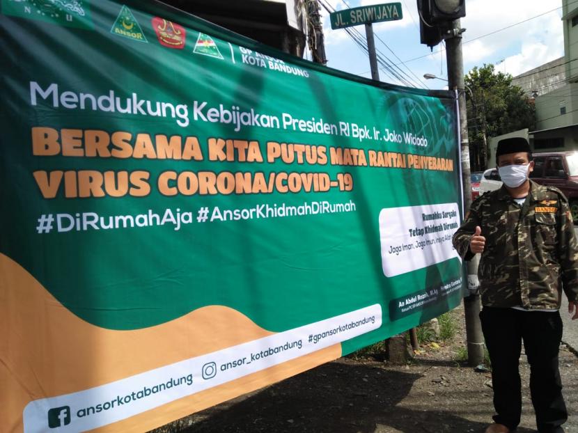 Gerakan Pemuda (GP) Ansor Kota Bandung mendukung kebijakan Presiden Joko Widodo (Jokowi) untuk memutus mata rantai penyebaran virus Corona atau Covid-19 di Kota Bandung, Sabtu (4/4). 