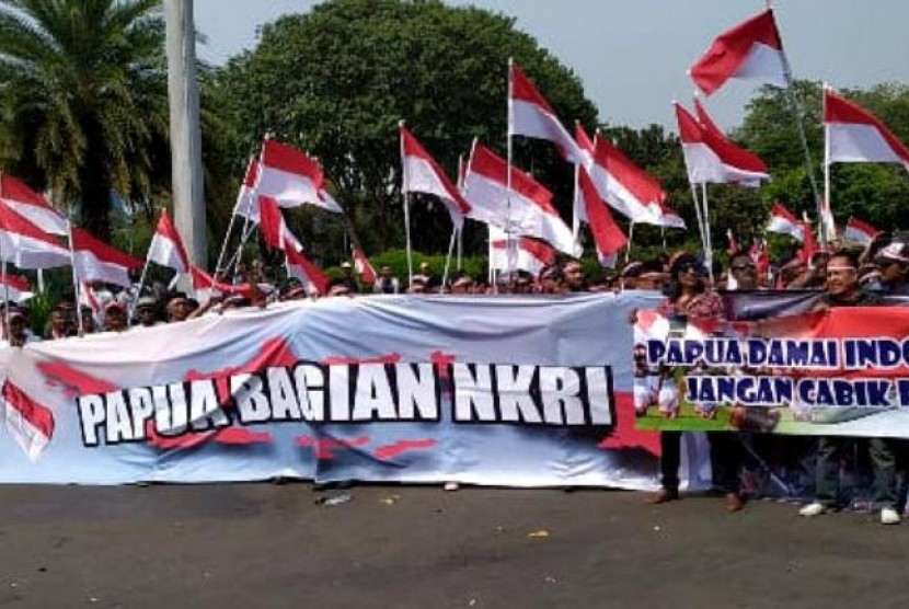 Gerakan Pemuda Papua Cinta Damai (GPPCD), Gerakan Aktivis Melanesia serta Pemuda Indonesia Timur menggelar aksi massa di depan Istana Negara, Jakarta, pada Senin (2/9).