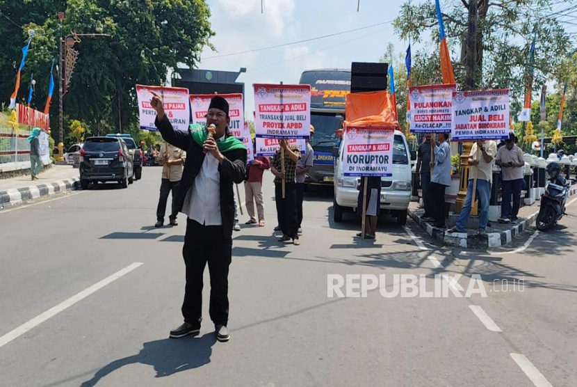Gerakan Rakyat Indramayu (GRI) menggelar aksi unjuk rasa untuk menuntut agar Bupati Indramayu, Lucky Hakim, dipulangkan ke Cilacap. 