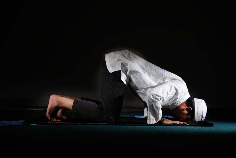  Tentang Sujud Tilawah. Foto:  Gerakan shalat saat sedang bersujud (ilustrasi).